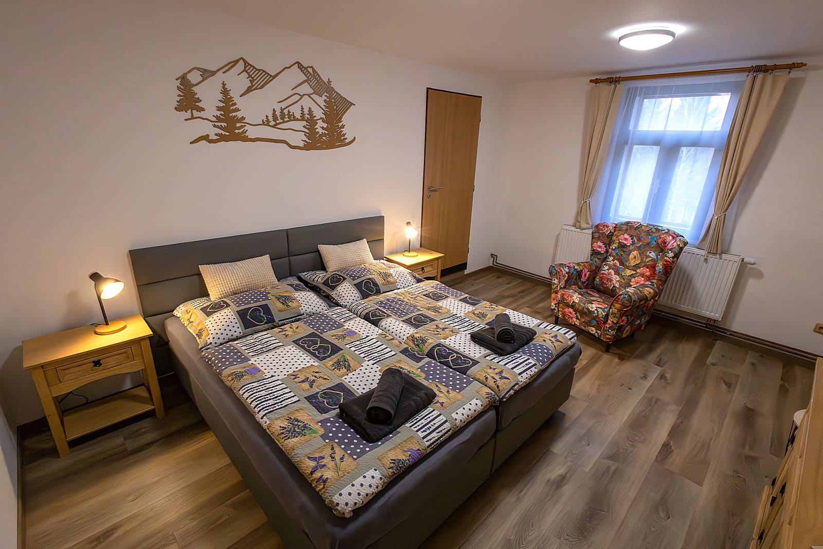 Obývací část apartmánu č. 6 s kuchyní a jídelním stolem